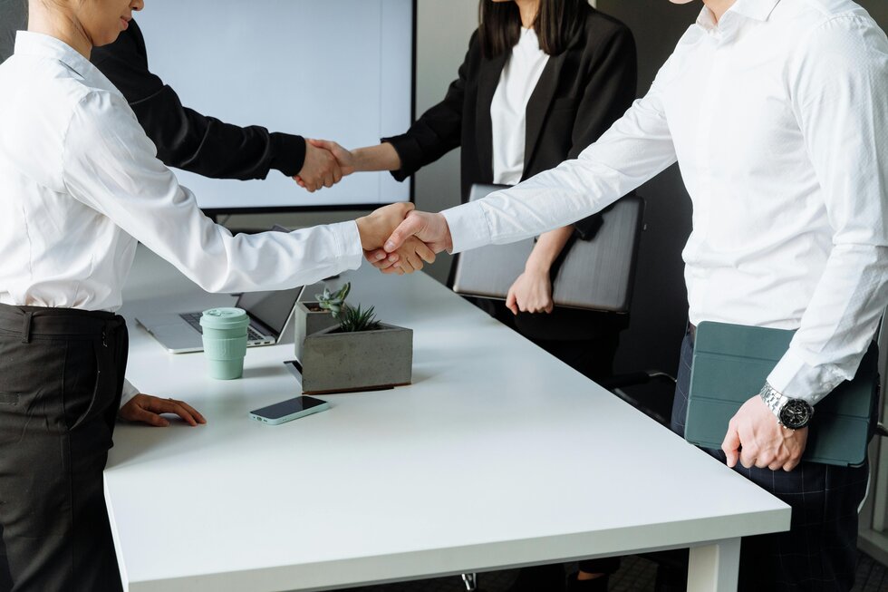 Change Employers On A 482 Visa Employer And Employee Handshake